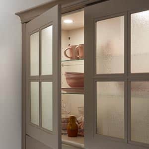 Nolte Windsor Lack 2 300 nobilia Küche Landhaus Glasvitrine